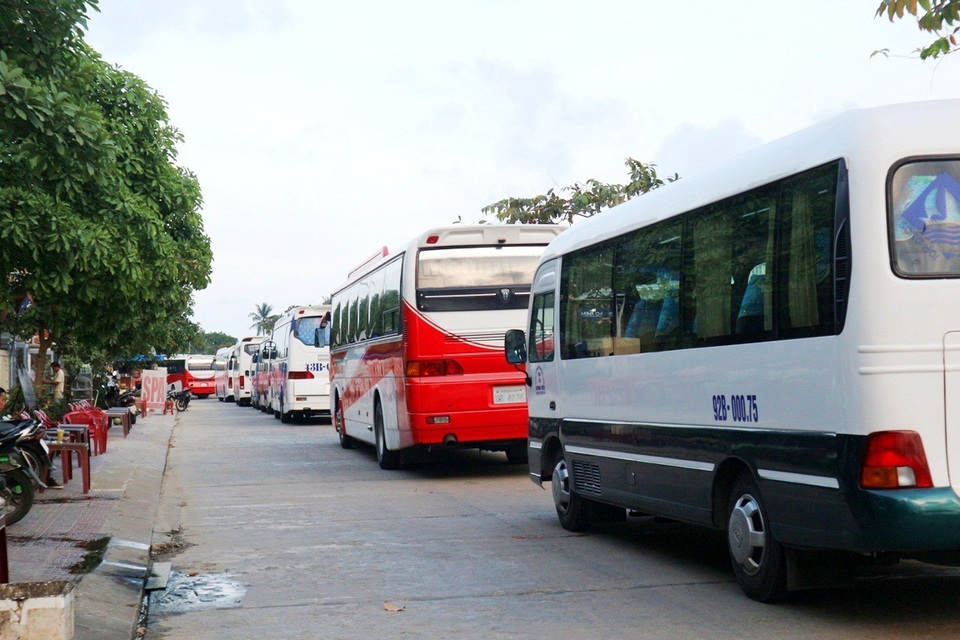 Du khách nườm nượp đến Hội An dịp lễ 2/9 - 4 Xe du lịch chật kín khắp phố vào Hội An