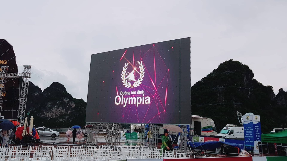 Quảng Ninh: Hàng nghìn học sinh đội mưa cổ vũ chung kết năm Đường lên đỉnh Olympia - 3 Màn hình cỡ lớn cũng đã sẵn sàng