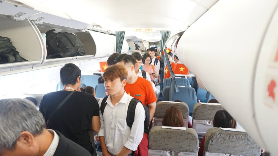 Olympic Việt Nam rời Indonesia, lên chuyên cơ về nước - 7 Olympic Việt Nam rời Indonesia, lên chuyên cơ về nước - 7