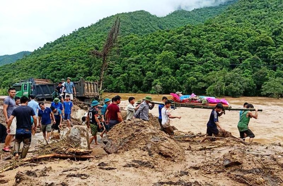 Những hình ảnh đầu tiên về mưa lũ kinh hoàng tại Mường Lát - 3 Mưa lũ đã gây thiệt hại nặng nề về người và tài sản tại huyện Mường Lát