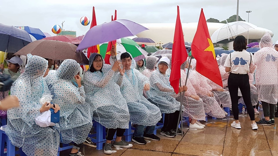 Quảng Ninh: Hàng nghìn học sinh đội mưa cổ vũ chung kết năm Đường lên đỉnh Olympia - 5 Phải đội mưa nhưng các em đều háo hức