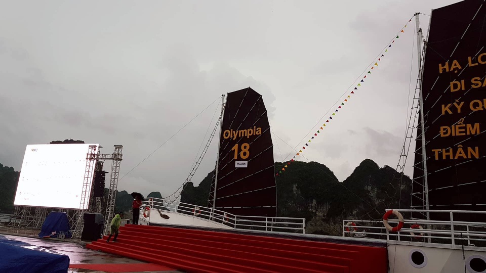 Quảng Ninh: Hàng nghìn học sinh đội mưa cổ vũ chung kết năm Đường lên đỉnh Olympia - 2 Sân khấu đã xong