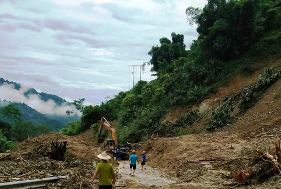 Mới tiếp cận được một phần huyện Mường Lát sau gần một tuần bị lũ cô lập - 1 Tình trạng sạt lở nghiêm trọng trên tuyến đường huyết mạch lên huyện Mường Lát khiến địa phương này bị cô lập hoàn toàn (Ảnh: Văn Lược)