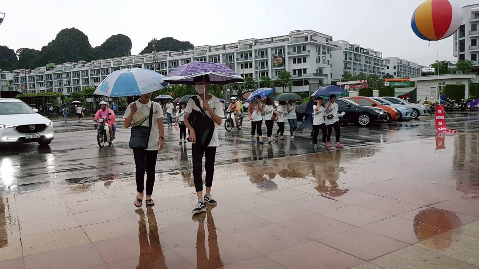 Quảng Ninh: Hàng nghìn học sinh đội mưa cổ vũ chung kết năm Đường lên đỉnh Olympia - 1 Dù trời mưa to nhưng hàng nghìn học sinh vẫn đổ về Quảng trường 30/10