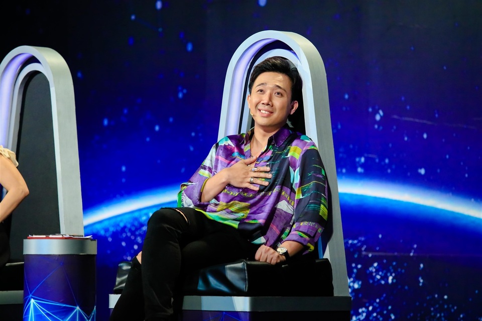 Tuy nhiên, nam giám khảo bắt bẻ cô không nên cởi giày cao gót bởi không sở hữu chiều cao 1m73 như Hà Hồ. Anh nói: “Lần sau em chịu khó, biết bài này là Hà bỏ đôi giày ra đi cho tự sự nhưng… Hà Hồ làm được chuyện đó là với câu chuyện của cô gái 1m73. Em không có chiều cao thì đừng dại dột làm chuyện đó”. Và ngay lập tức, MC Đại Nghĩa bênh vực thí sinh “không cởi giày ra thì bắt bẻ tại sao không làm” và nhận được sự đồng ý của cả giám khảo Cẩm Ly - Minh Tuyết.