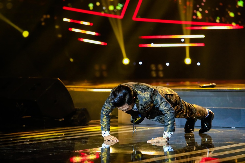 Anh khuyên thí sinh nên tìm những động tác thêm của anh Ba bởi không phải lúc nào cũng chỉ có những động tay chân như vậy. “Thứ hai, bữa nay hát phô quá, chắc hít đất nhiều quá cột hơi nó gãy. Ông hít đất cho dữ vô rồi chuột rút, nách co lại, ca bị quéo hay sao” và bị các giám khảo khác phản đối.