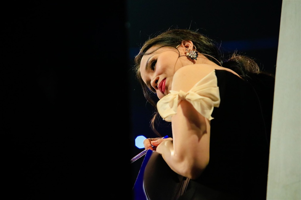 Cẩm Ly lên tiếng bênh vực thí sinh: “Để ai làm được như anh Sơn thì đâu phải ai cũng làm được”. Minh Tuyết tiếp lời: “Vậy lỗi tại ai Tư ơi”. Đáp lại, Cẩm Ly khẳng định, lỗi là tại Trấn Thành bởi anh đòi hỏi quá nhiều ở thí sinh này, khiến cho bản sao Ngọc Sơn chịu nhiều áp lực. Tuy vậy, Cẩm Ly, Minh Tuyết cũng cho rằng giọng hát của Ngọc Khang bị chênh phô và thiếu đi nét mềm mại vốn có của anh Ba.