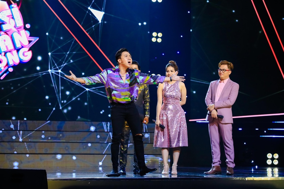 Nam giám khảo giải thích do hát là cột hơi từ dưới bụng đi lên, qua đường nách bị khựng lại. Đồng thời, anh lên thị phạm luôn cách biểu diễn, giữ cột hơi của Ngọc Sơn và khiến các giám khảo cười không ngớt.