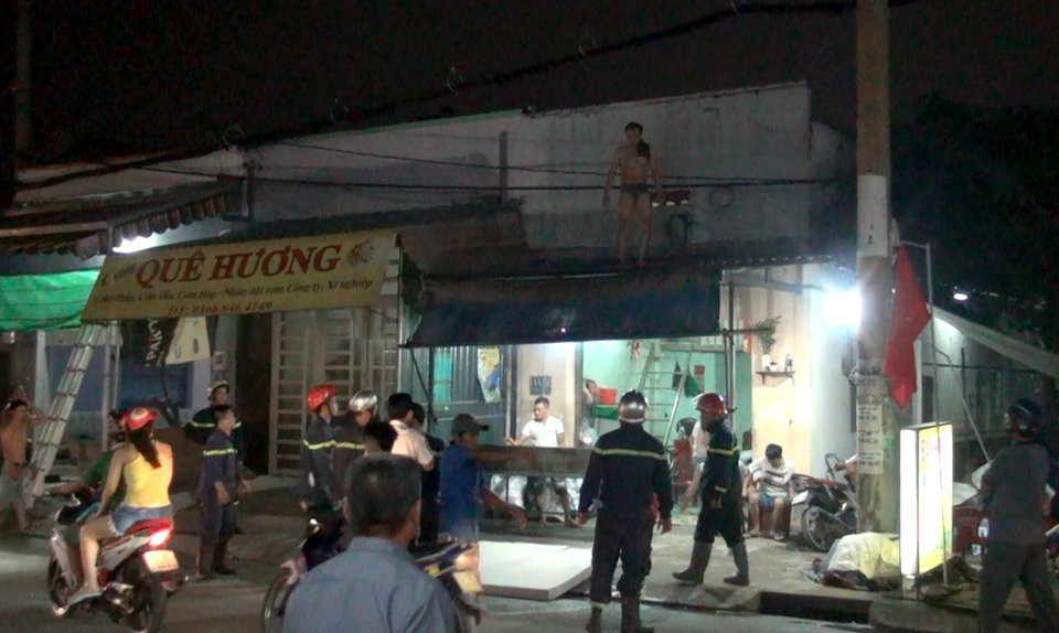 Người đàn ông cởi quần áo, trèo lên nóc nhà cố thủ - 1 Lực lượng chức năng đang triển khai giải cứu người đàn ông nghi ngáo đá