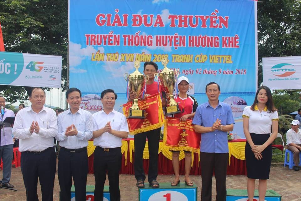 Hàng ngàn người lên phố núi xem các “tay chèo” tranh tài - 4 Ban tổ chức trao giải nhất cho đội nam và đội nữ