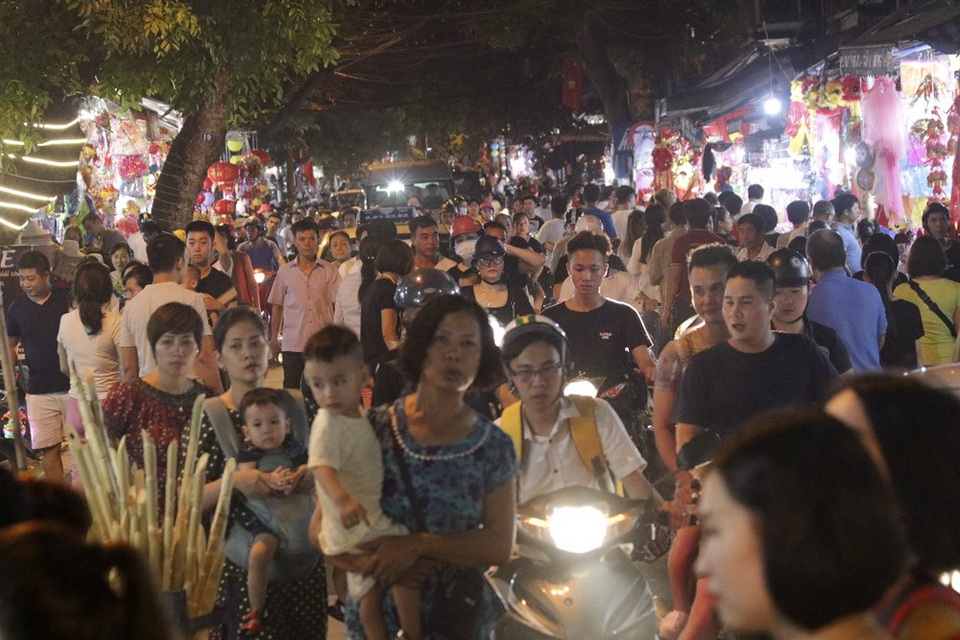 Chợ Trung thu phố cổ Hà Nội đông nghịt người - 1 
Phố Hàng Mã - trung tâm của khu chợ Trung thu phố cổ - bắt đầu nhộn nhịp. Rất động người dân Thủ đô đã tới đây tham quan trong tối 1/9.