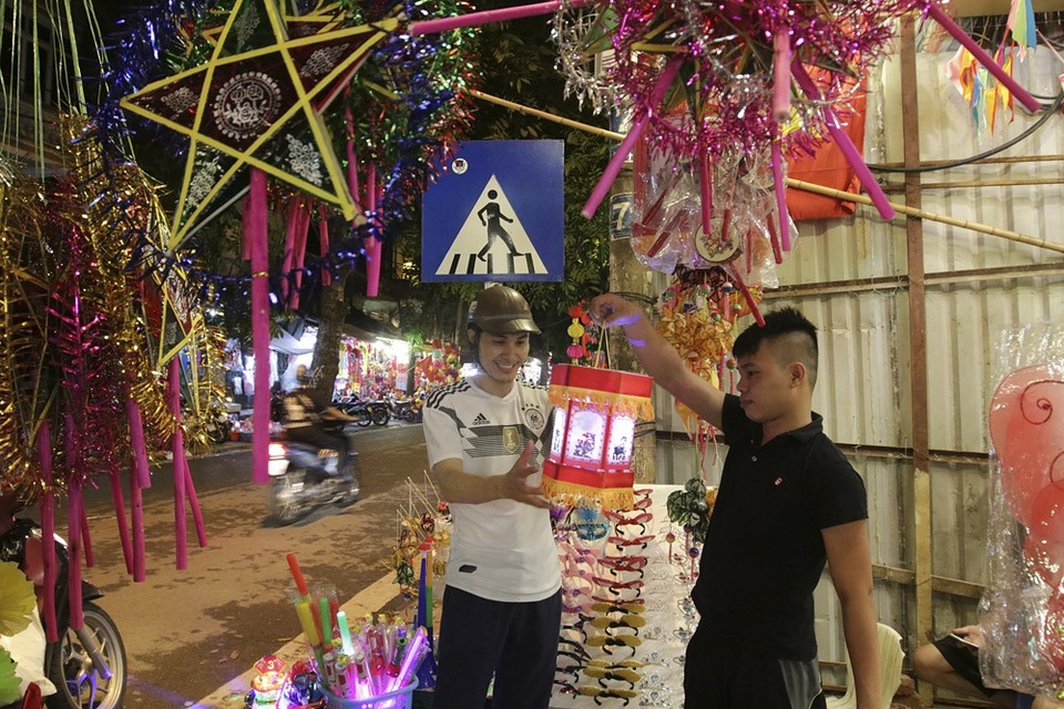 Chợ Trung thu phố cổ Hà Nội đông nghịt người - 15 Chợ Trung thu phố cổ Hà Nội đông nghịt người - 15