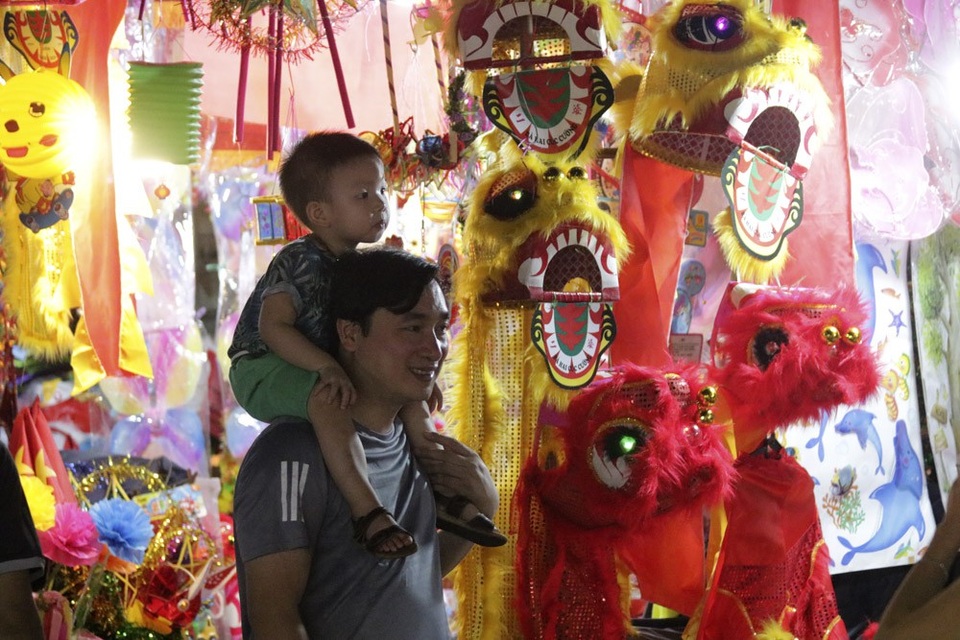 Chợ Trung thu phố cổ Hà Nội đông nghịt người - 3 
Ở tuyến phố Hàng Mã, Hàng Lược, xe cơ giới vẫn được lưu thông vào buổi tối, nhưng cũng di chuyển rất khó khăn do lượng người đi bộ tham quan đông.