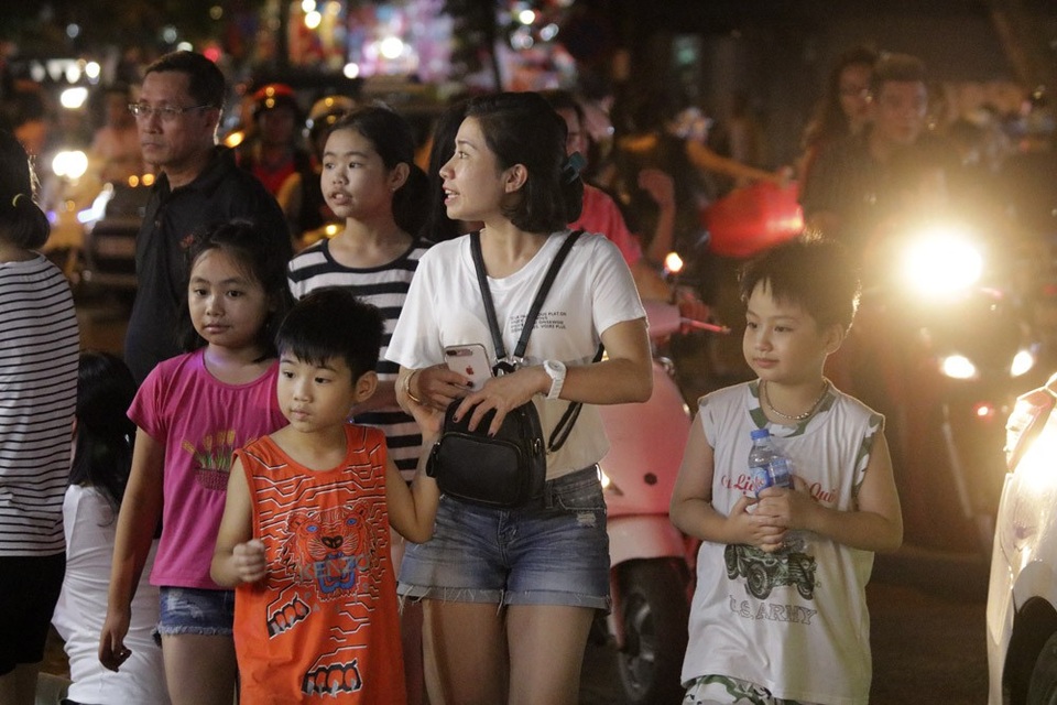 Chợ Trung thu phố cổ Hà Nội đông nghịt người - 7 Chợ Trung thu phố cổ Hà Nội đông nghịt người - 7