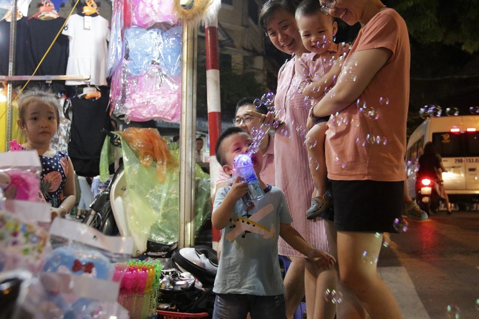 Chợ Trung thu phố cổ Hà Nội đông nghịt người - 10 Chợ Trung thu phố cổ Hà Nội đông nghịt người - 10