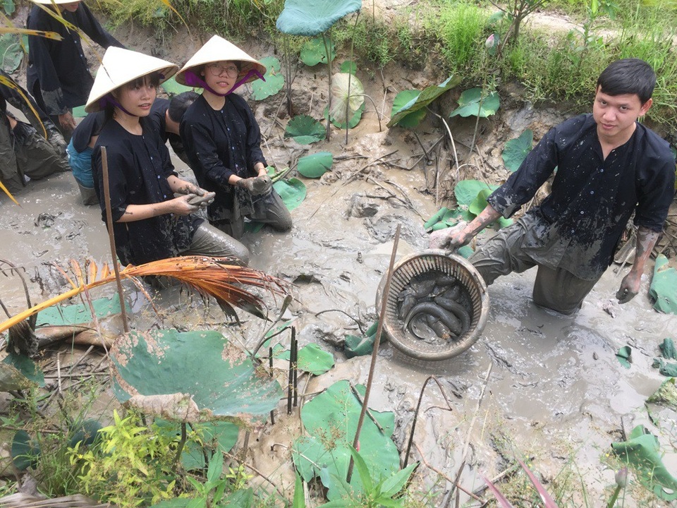 Mùa nước nổi đến Tràm Chim giăng câu, thả lưới - 7
Với những bạn trẻ rất thích tát ao bắt cá của những mô hình homestay quanh Vườn quốc gia Tràm Chim.