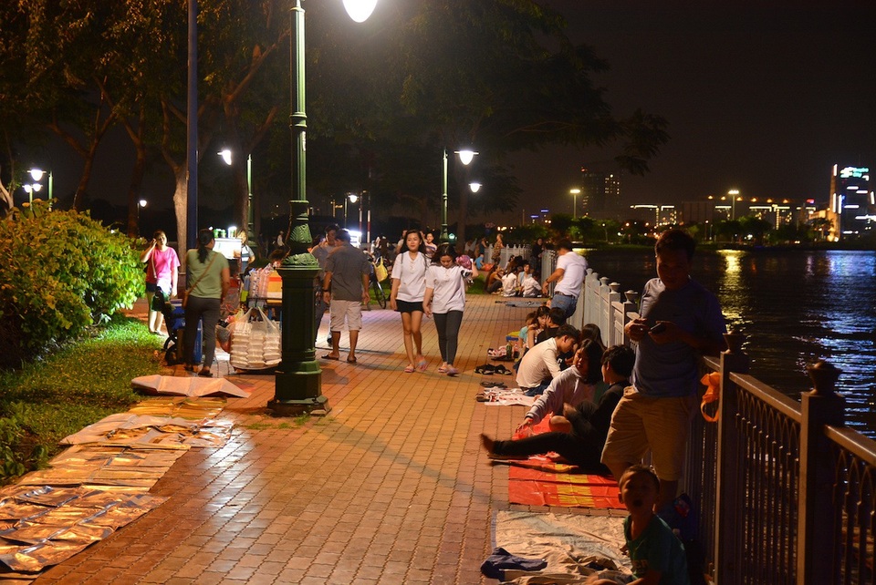 Người Sài Gòn “xí chỗ” chờ xem pháo hoa mừng Quốc khánh - 2 Người dân “xí chỗ” dọc bờ sông Sài Gòn chờ xem pháo hoa mừng Quốc khánh