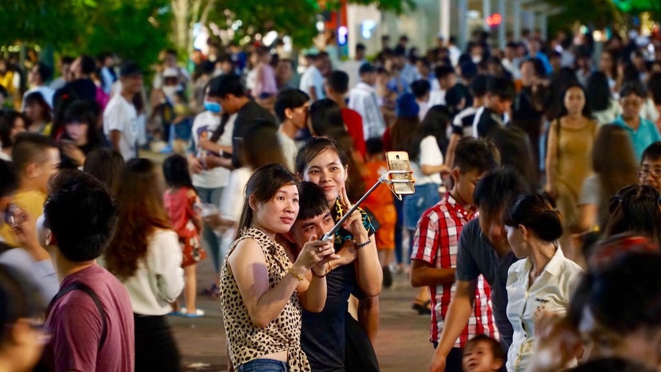 Người Sài Gòn “xí chỗ” chờ xem pháo hoa mừng Quốc khánh - 5 Ai ai cũng háo hức