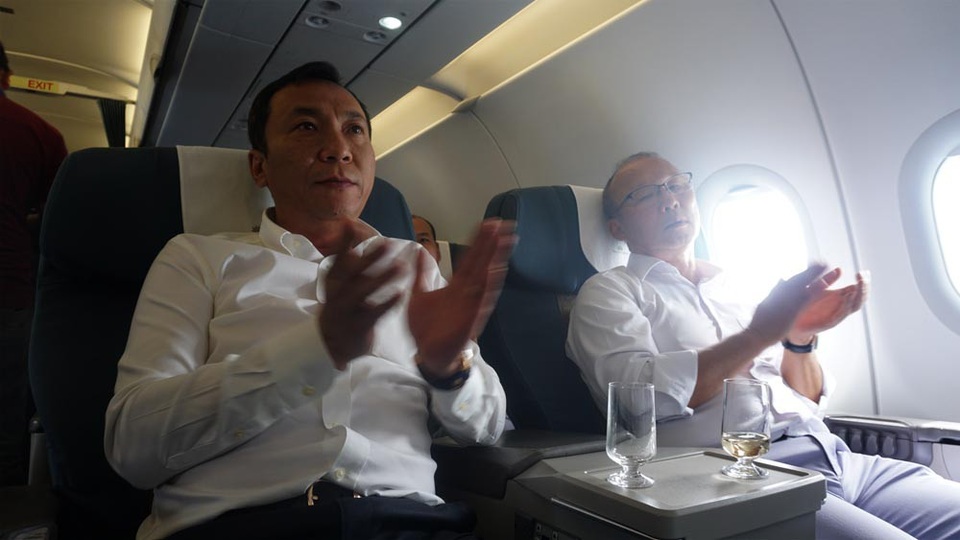 Clip Olympic Việt Nam hát Quốc ca trên máy bay về Hà Nội - 2 Clip Olympic Việt Nam hát Quốc ca trên máy bay về Hà Nội - 2