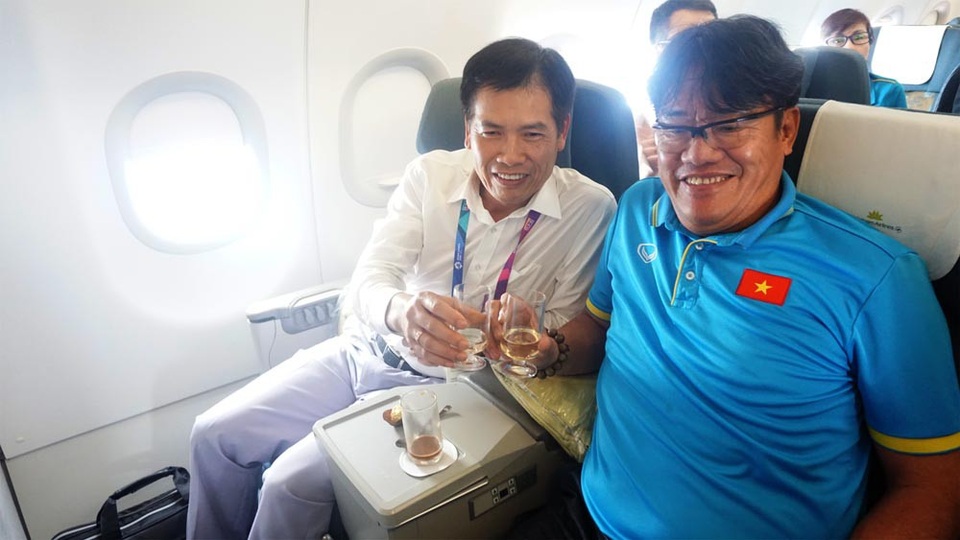 Clip Olympic Việt Nam hát Quốc ca trên máy bay về Hà Nội - 1 Nâng ly chúc mừng thành tích của Olympic Việt Nam.