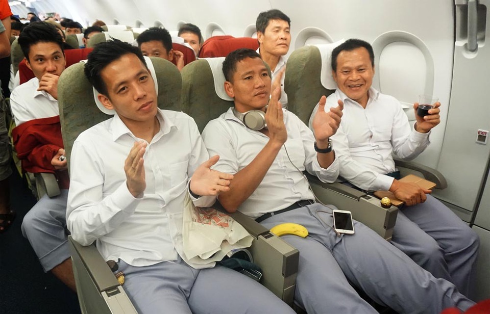 Clip Olympic Việt Nam hát Quốc ca trên máy bay về Hà Nội - 3
Lãnh đạo đội bóng, các cầu thủ hào hứng trên máy bay.