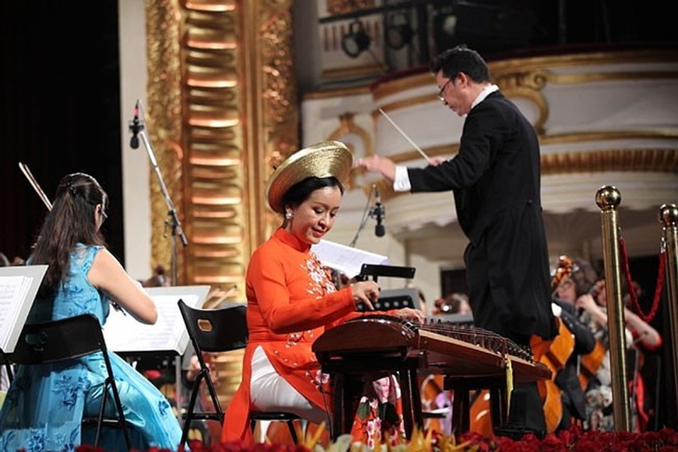 Diva Mỹ Linh biểu diễn thăng hoa tại Hòa nhạc “Trên đôi cánh tình yêu” - 1 Quê tôi giải phóng của nhạc sĩ Quang Hải qua tiếng đàn Tranh của nghệ sĩ độc tấu Nguyễn Thị Hải Phượng cùng sự hỗ trợ của Dàn nhạc giao hưởng quốc gia