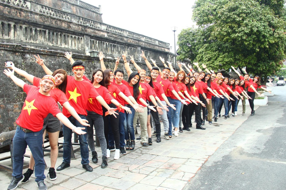 Bên cạnh một số lời chỉ trích của một số cổ động viên bóng đá thì phần lớn người yêu bóng đá Việt nam vẫn dành những lời yêu thương và động viên đến các tuyển thủ Olympic Việt Nam cùng chờ đón họ trở về.