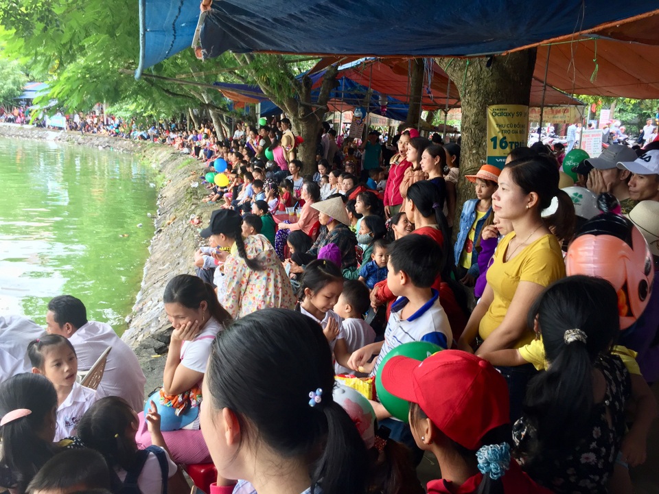 Hàng ngàn người lên phố núi xem các “tay chèo” tranh tài - 3 Hàng ngàn người dân tập trung xung quanh bờ hồ để cổ vũ cho các đội