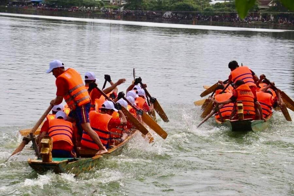 Hàng ngàn người lên phố núi xem các “tay chèo” tranh tài - 1 Hàng ngàn người lên phố núi xem các “tay chèo” tranh tài - 1