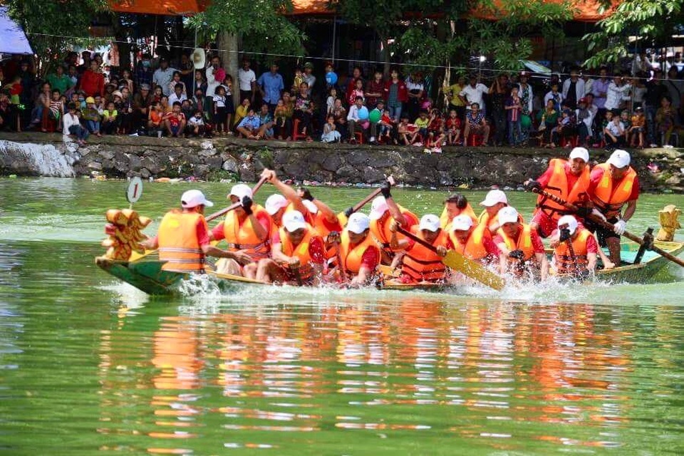 Hàng ngàn người lên phố núi xem các “tay chèo” tranh tài - 2 Những pha rượt đuổi gay cấn