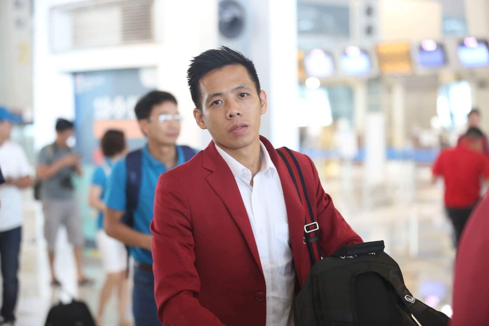 Olympic Việt Nam rời Indonesia, lên chuyên cơ về nước - 23
Thủ quân Văn Quyết không giấu được sự mệt mỏi và buồn bã