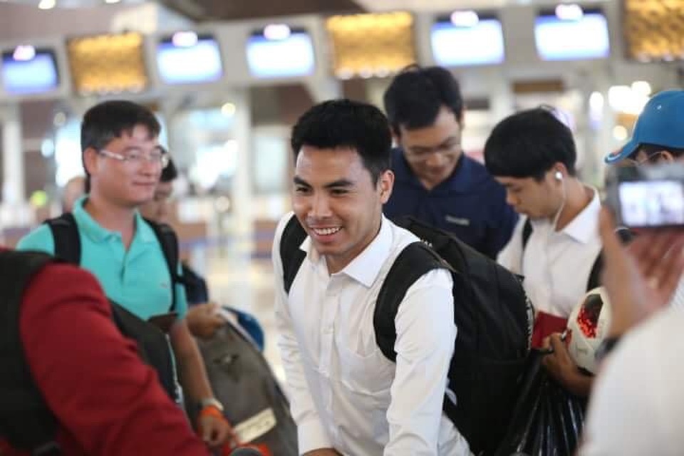Olympic Việt Nam rời Indonesia, lên chuyên cơ về nước - 18
Nụ cười của tiền vệ Đức Huy