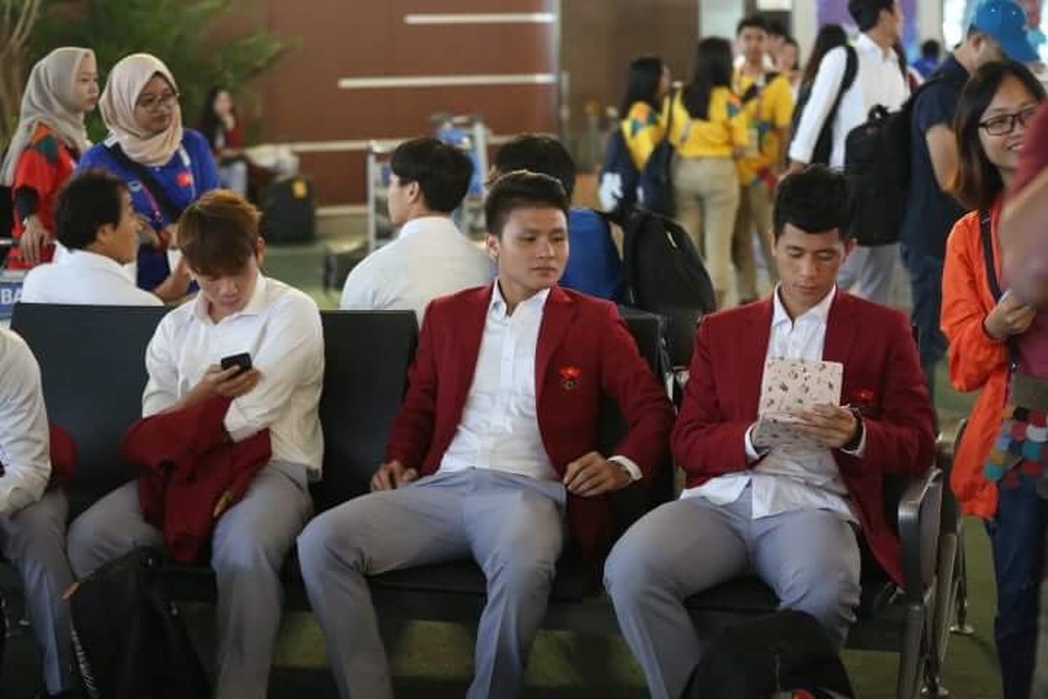 Olympic Việt Nam rời Indonesia, lên chuyên cơ về nước - 12
Minh Vương, Quang Hải và Đình Trọng
