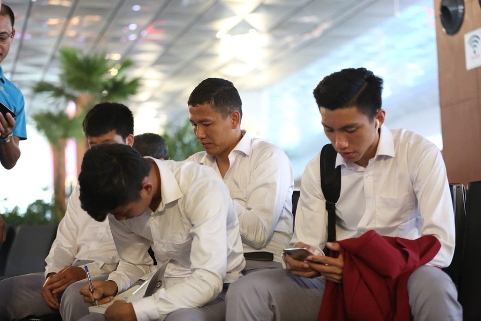 Olympic Việt Nam rời Indonesia, lên chuyên cơ về nước - 11
Các cầu thủ Olympic Việt Nam tỏ ra khá mệt mỏi ở sân bay