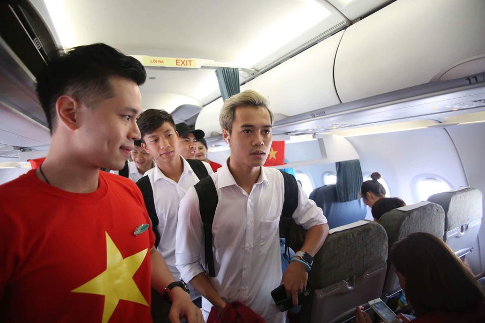 Olympic Việt Nam rời Indonesia, lên chuyên cơ về nước - 4
Tiền đạo Văn Toàn