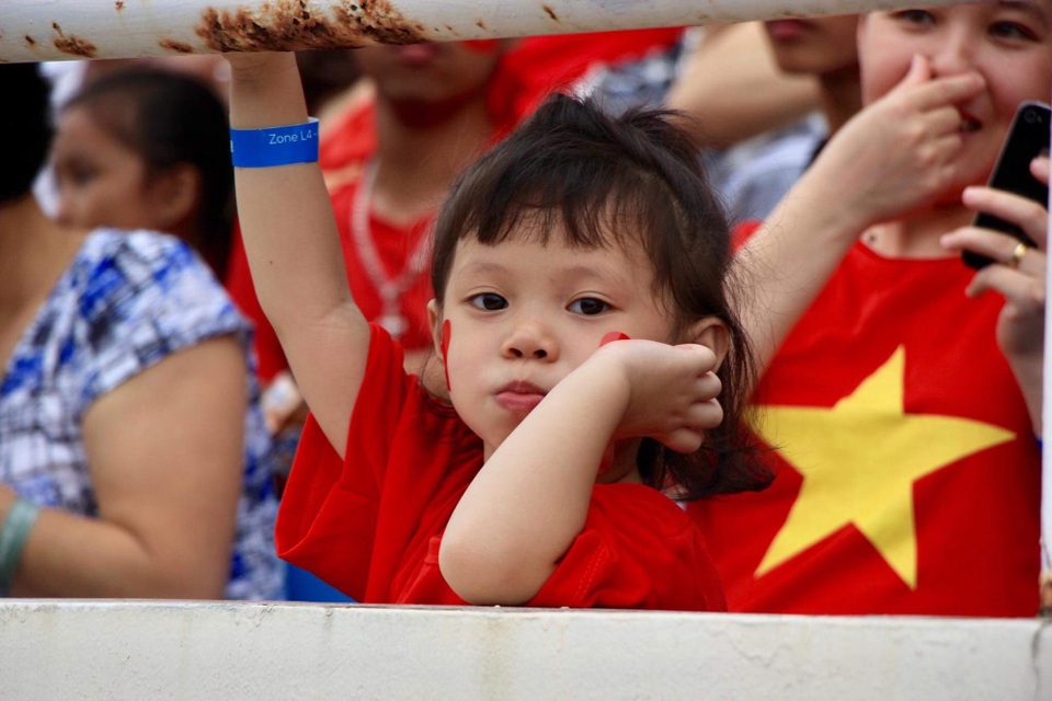 Olympic Việt Nam cảm ơn người hâm mộ trong lễ vinh danh tại Mỹ Đình - 25
Một cổ động viên nhí chờ được giao lưu với các tuyển thủ Olympic Việt Nam