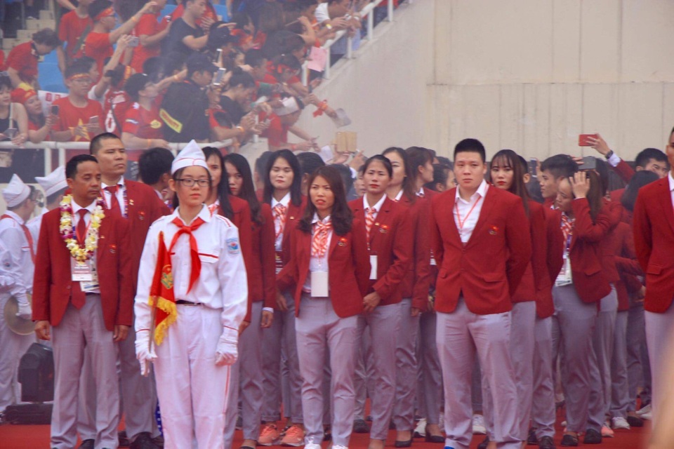 Olympic Việt Nam cảm ơn người hâm mộ trong lễ vinh danh tại Mỹ Đình - 15
Các vận động viên Thể thao Việt Nam có mặt ở buổi vinh danh Tự hào Việt Nam