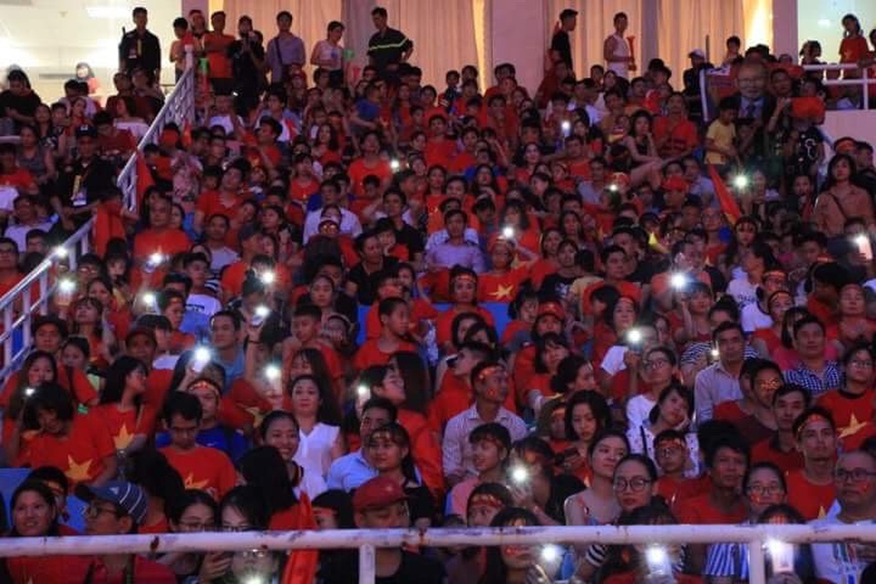 Olympic Việt Nam cảm ơn người hâm mộ trong lễ vinh danh tại Mỹ Đình - 8
Đền flash trên các khán đài sân Mỹ Đình được phát sáng