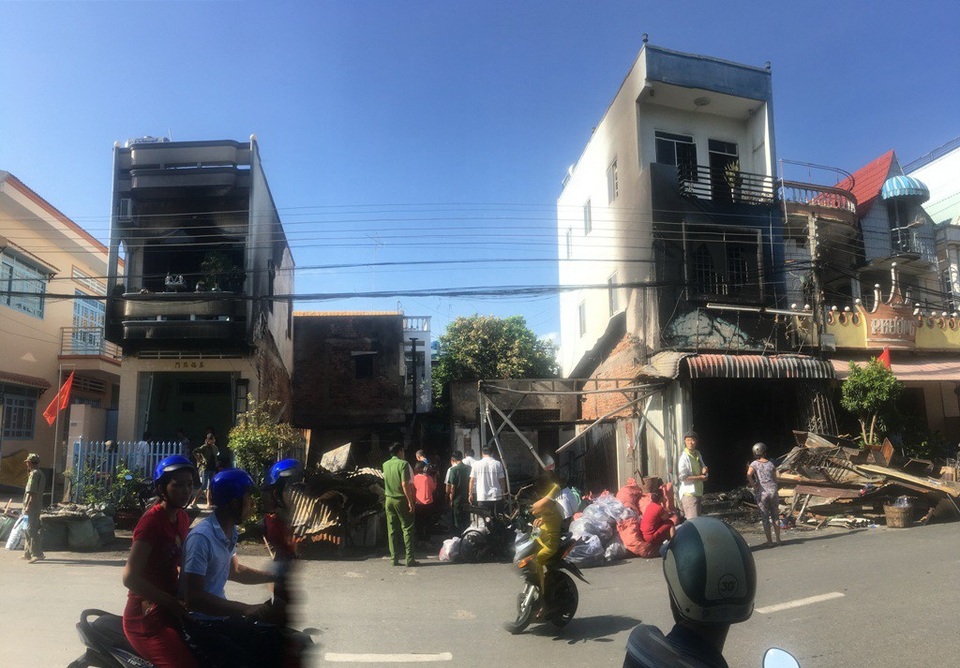 Tài sản trong hai căn nhà lầu này bị lửa thiêu cháy hoàn toàn
