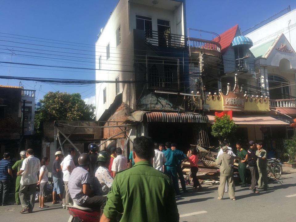 2 ngôi nhà bị lửa thiêu rụi - 2