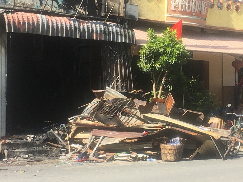 Đối với những hộ có nhà bị cháy hoàn toàn, chính quyền địa phương hỗ trợ trước mắt 3 triệu đồng/hộ