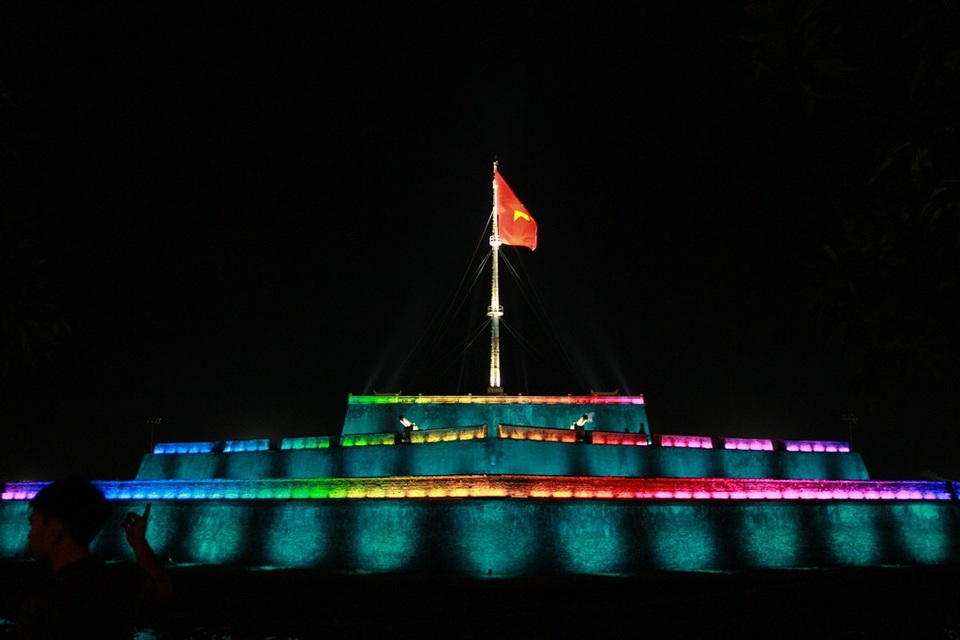 Kỳ Đài Huế hiện lên lung linh trong đêm