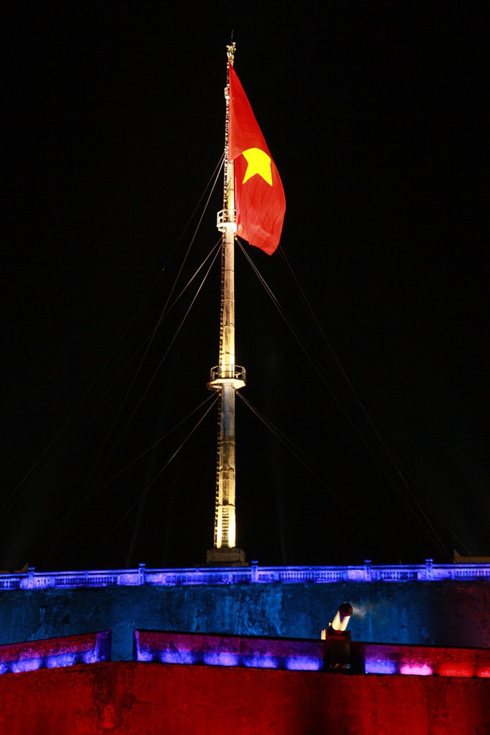 Ngọn cờ tổ quốc tung bay trên đỉnh