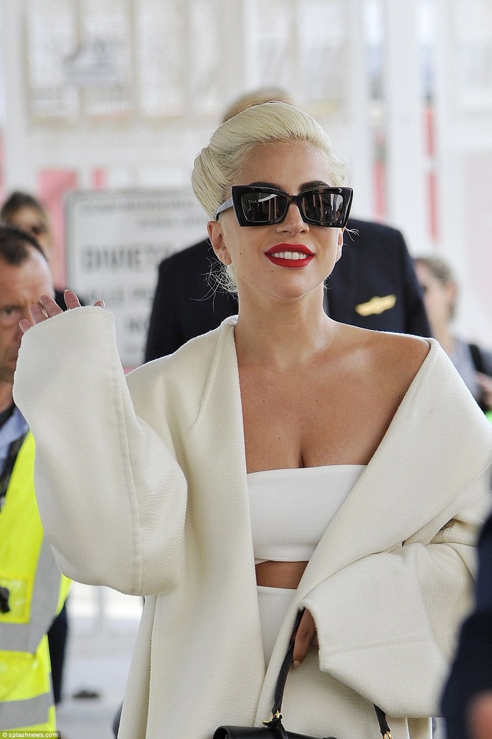 Lady Gaga đọ vẻ tinh tế với Dakota Johnson - 3
Cô tới đây quảng bá bộ phim A Star Is Born