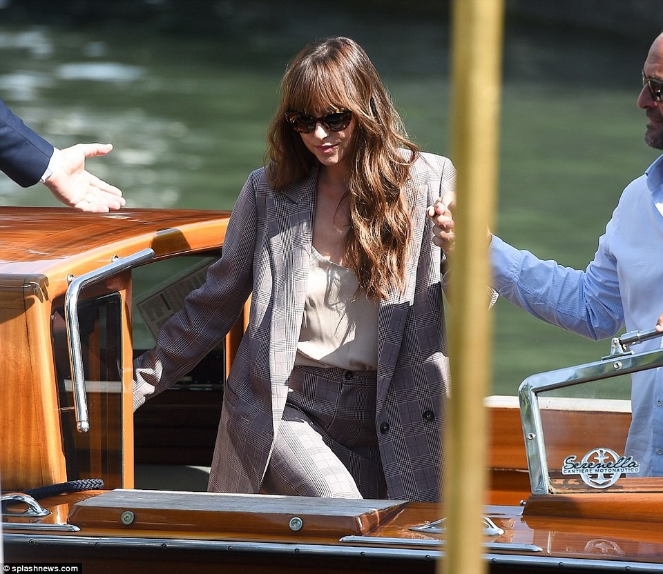 Lady Gaga đọ vẻ tinh tế với Dakota Johnson - 10
Nữ diễn viên 29 tuổi cũng tới đây quảng bá phim mới