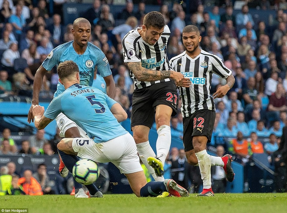 Man City 2-1 Newcastle: Walker cứu nhà đương kim vô địch - 3
Newcalstle gây ra nhiều khó khăn cho Man City
