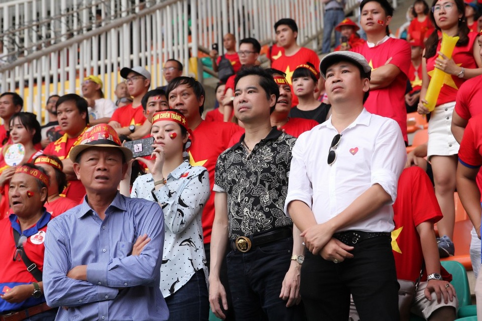 Ngọc Sơn và học trò giữ lời hứa thưởng nóng 250 triệu cho Olympic Việt Nam - 4 Trước đó, 2 thầy trò đã tiết lộ sẽ dành tặng 100 triệu đồng cho bàn thắng đầu tiên của U23 Việt Nam vào lưới U23 UAE trong trận tranh HCĐ, và 50 triệu đồng cho mỗi bàn thắng tiếp theo. Michael Lang chia sẻ, mặc dù trên khán đài rất nhiều CĐV đã rơi nước mắt nhưng đó là nước mắt tiếc nuối và thương cho những cố gắng của các cầu thủ chứ không có bất kỳ trách cứ nào. Tất cả đều hiểu rằng, những đôi chân ấy đã quá mệt mỏi bởi một hành trình dài và dày đặc trong những ngày qua.