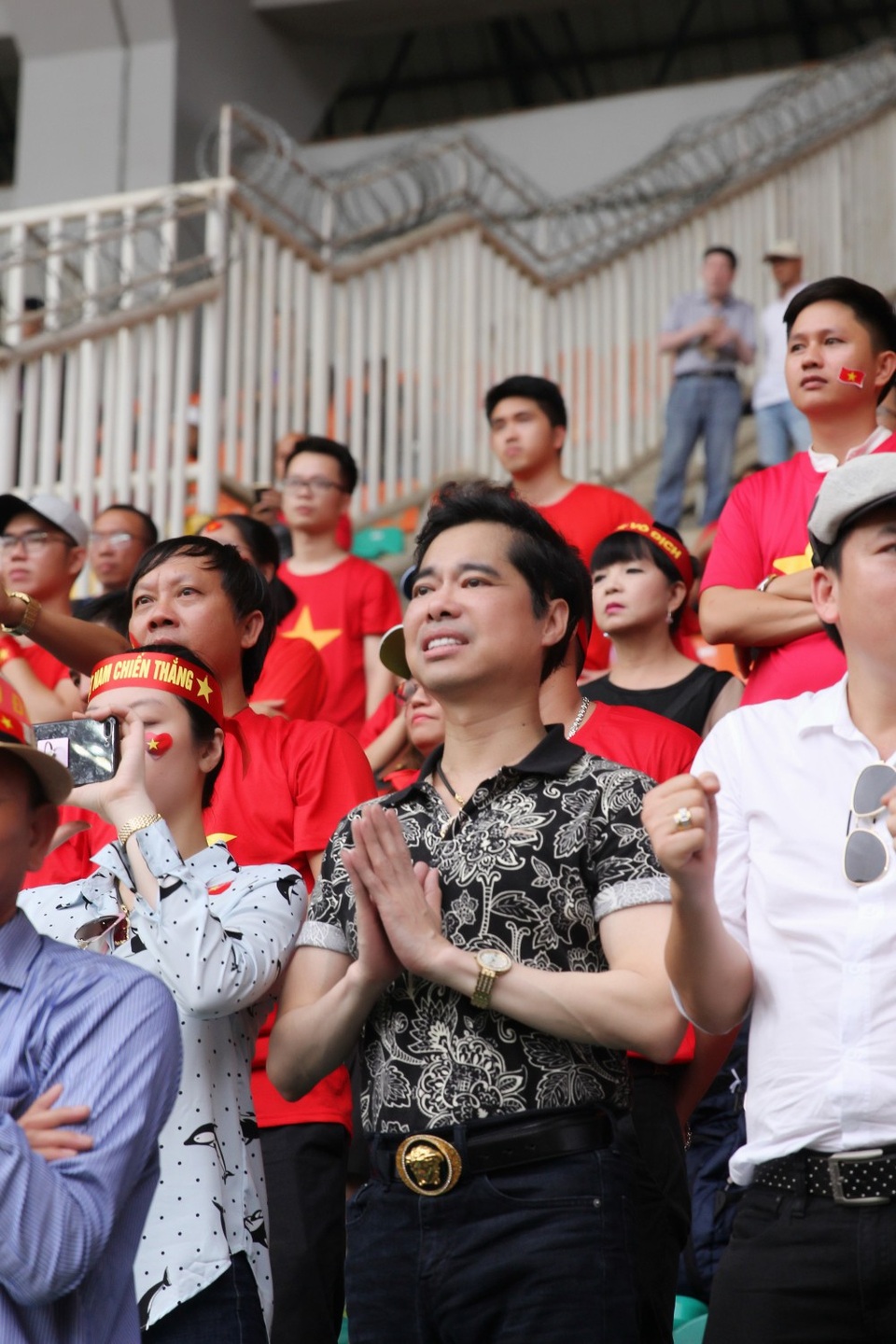 Ngọc Sơn và học trò giữ lời hứa thưởng nóng 250 triệu cho Olympic Việt Nam - 7 Ngọc Sơn cũng bày tỏ, trái tim anh đập rộn ràng theo những tiếng reo hò cổ vũ, theo cả những nụ cười và nước mắt của hàng trăm người hâm mộ Việt xung quanh mình. Anh nói: Bóng đá là môn thể thao vua, phổ biến trên rất nhiều quốc gia trên thế giới. Nhưng tại sao lại chỉ ở Việt Nam bóng đá có sức mạnh đến thế, sức mạnh để khiến người hâm mộ đổ ra đường hò reo dù đội tuyển của chúng ta không vô địch?.
