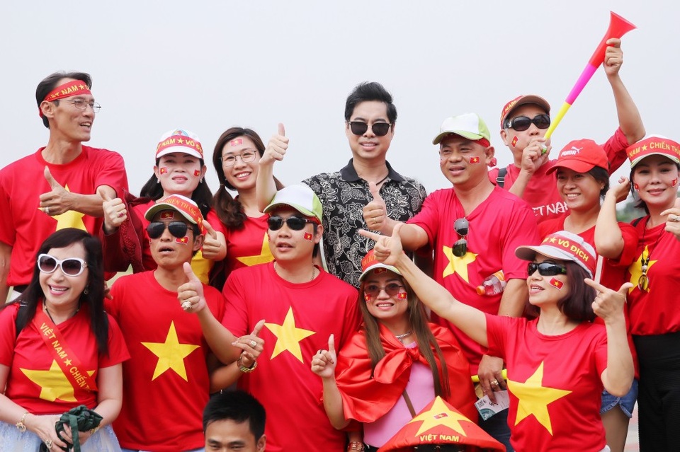 Ngọc Sơn và học trò giữ lời hứa thưởng nóng 250 triệu cho Olympic Việt Nam - 8 Sức mạnh để gắn kết hàng triệu trái tim bất kể hoàn cảnh, giới tính, độ tuổi và thậm chí bất chấp cả những hiềm khích vì cuộc sống bộn bề? Đơn giản là vì các chàng trai của Olympic Việt Nam đã quá tuyệt vời, tuyệt vời đến nỗi dù họ không phải là những kẻ nâng cúp hay giành được Huy chương Vàng, họ vẫn xứng đáng để được yêu thương, ca ngợi. Thái độ và tinh thần thi đấu như những chiến binh dù đã bị vắt kiệt sức lực vì lịch thi đấu của Olympic Việt Nam khiến người hâm mộ có quyền tự hào và hô vang tên họ.