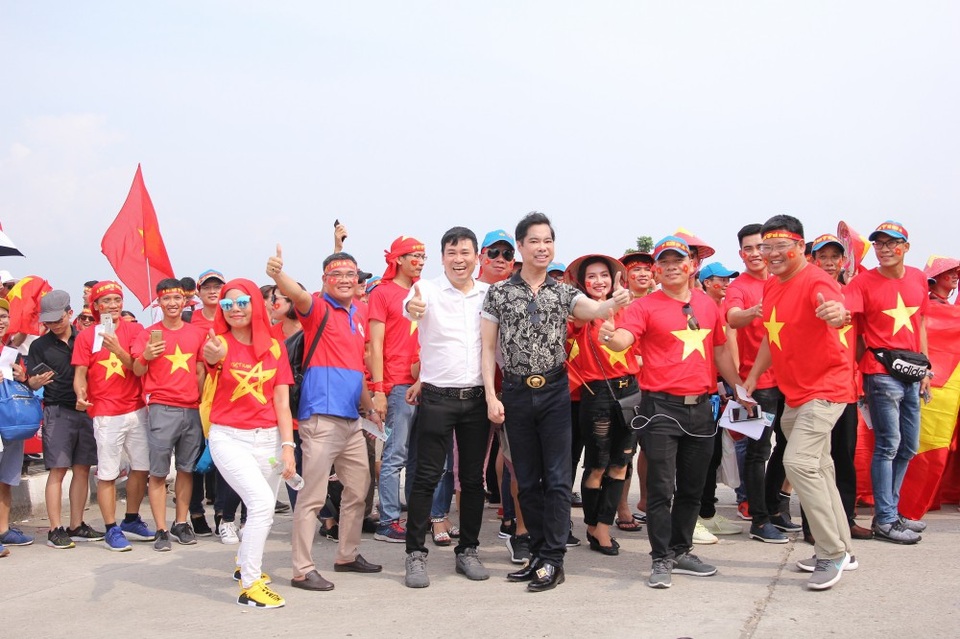 Ngọc Sơn và học trò giữ lời hứa thưởng nóng 250 triệu cho Olympic Việt Nam - 11 Kết thúc ASIAD 2018, tất cả sẽ trở lại với nhịp sống thường nhật. Nhưng tới cuối năm nay, khi đội tuyển Việt Nam góp mặt tại AFF Cup với mục tiêu hướng tới ngôi vương, Ngọc Sơn và Michael Lang tin rằng, người hâm mộ sẽ lại gác sang bên tất cả để cùng sát cánh với đội bóng chinh phục đỉnh cao mới.